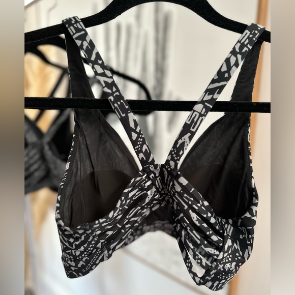 3 Victoria Secret sports bras in size Small. Deep V front. Grey, black & printed - Picture 10 of 15